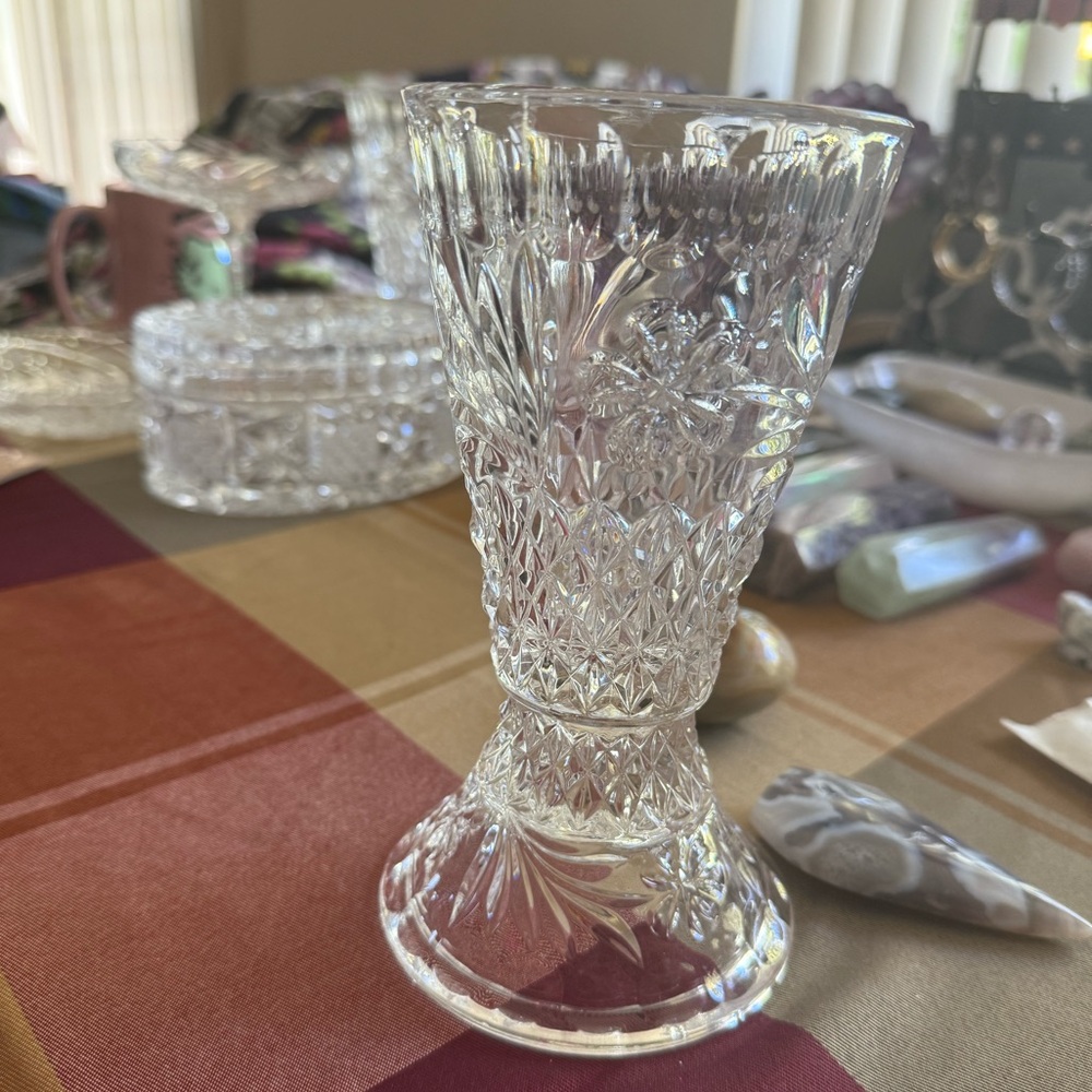 Elegant Vintage Crystal Glass Vases - Picture 3 of 3